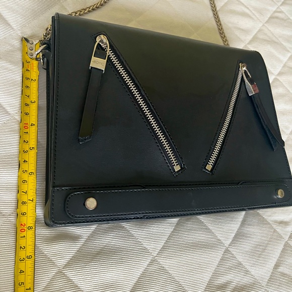 Stylish Black vegan leather Shoulder Bag silver metal chain strap two zippers - Picture 8 of 9